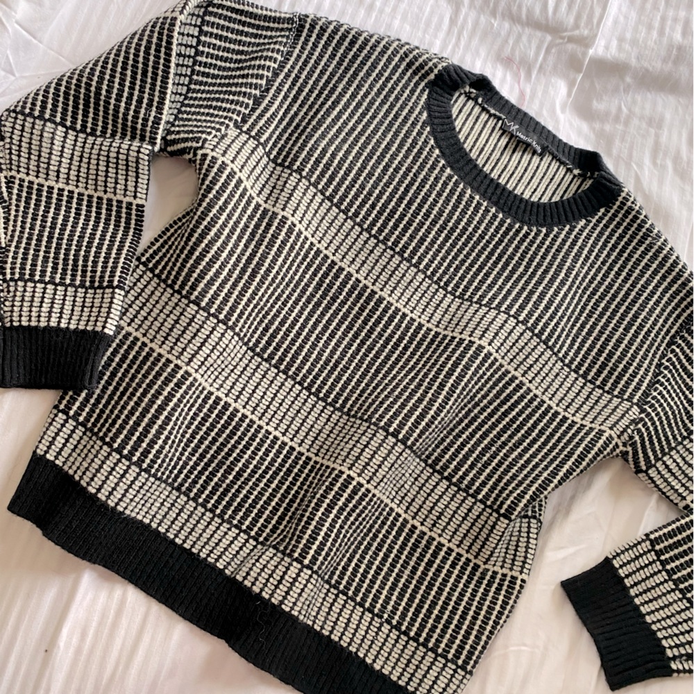 Metric Knits Black and White Printed Sweater. Size small